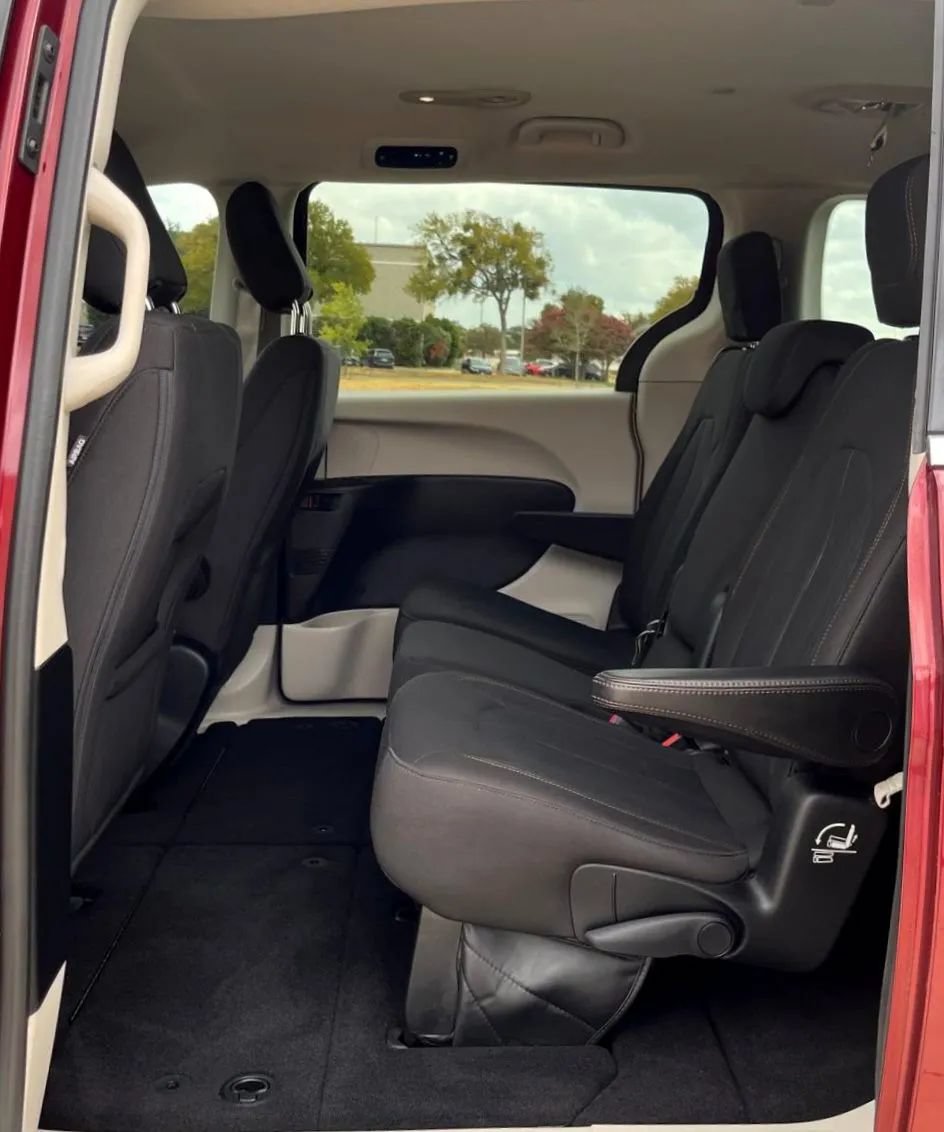 Used 2017 Chrysler Pacifica Touring FWD image 37