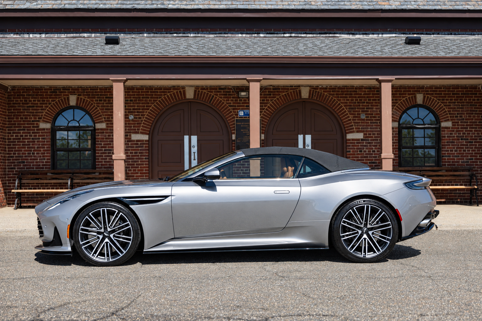 Used 2024 Aston Martin DB12 Convertible RWD image 37