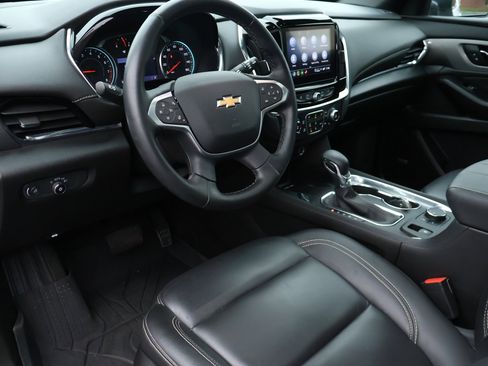 Used 2023 Chevrolet Traverse LT w/ LT Premium Package FWD image 3