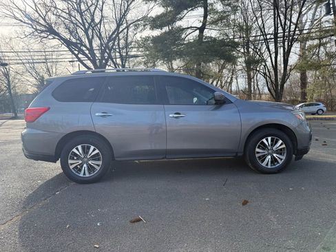 Used 2017 Nissan Pathfinder SV image 3