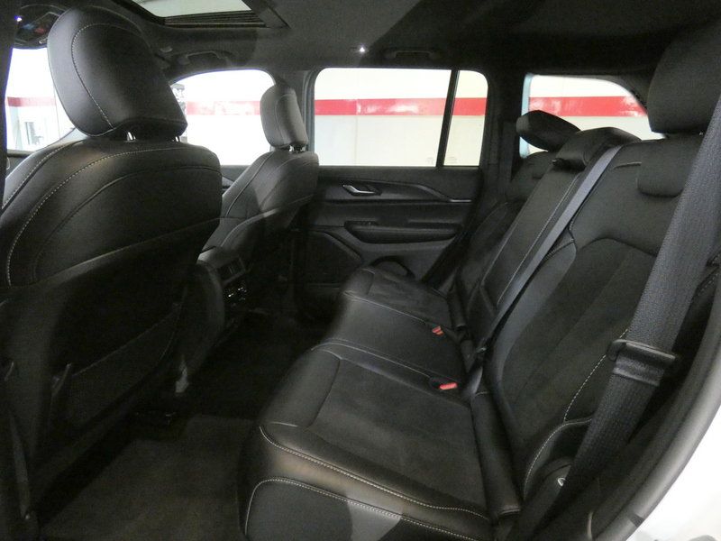 Used 2025 Jeep Grand Cherokee Altitude RWD image 25