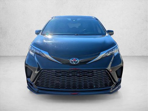 Used 2021 Toyota Sienna XSE image 2