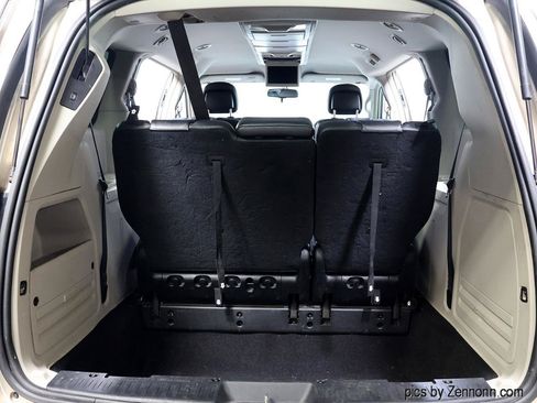 Used 2015 Chrysler Town & Country Touring FWD image 29
