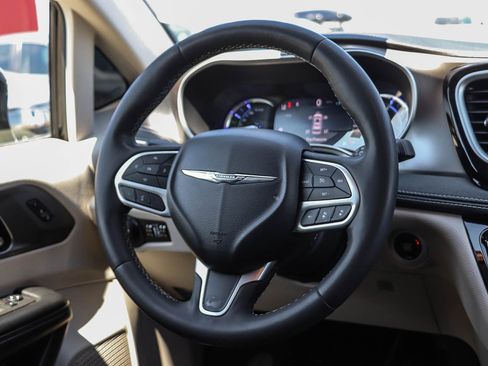 Used 2022 Chrysler Pacifica Touring-L FWD image 16