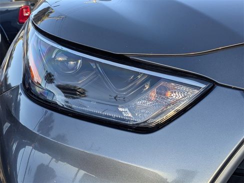 Used 2022 Toyota Highlander XLE image 9