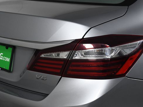 Used 2017 Honda Accord EX-L image 31