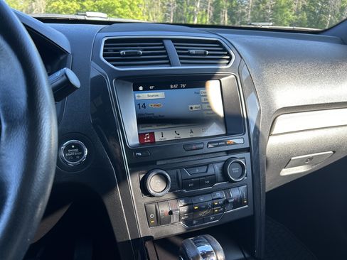 Used 2018 Ford Explorer XLT w/ Equipment Group 202A AWD/4WD image 17