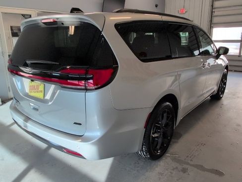 New 2026 Chrysler Pacifica Select image 5