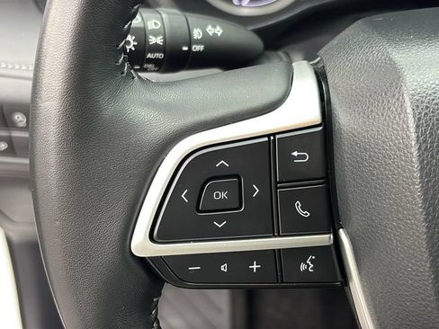 Used 2025 Toyota Highlander LE AWD/4WD image 18