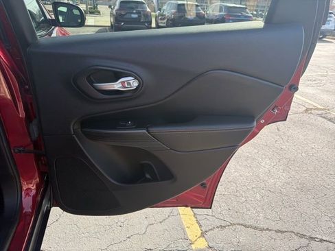 Used 2016 Jeep Cherokee Limited image 16