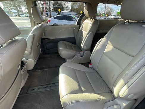 Used 2017 Toyota Sienna XLE Premium AWD/4WD image 9