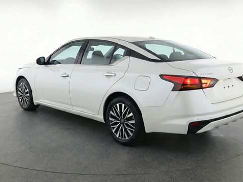 Used 2025 Nissan Altima 2.5 SV FWD image 6
