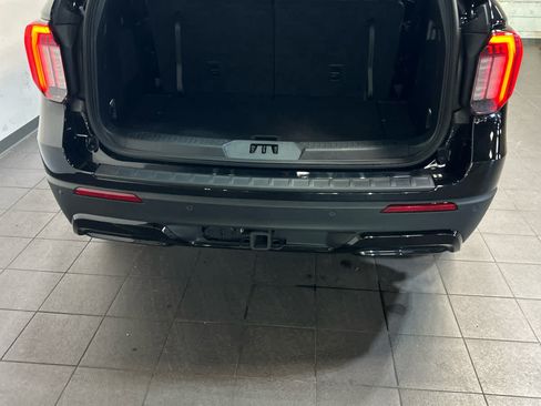 Used 2025 Ford Explorer ST-Line w/ ST-Line Street Pack AWD/4WD image 11