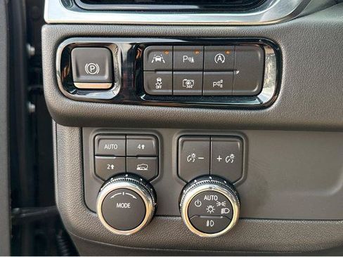 Used 2025 GMC Yukon XL Elevation w/ Technology Package AWD/4WD image 30