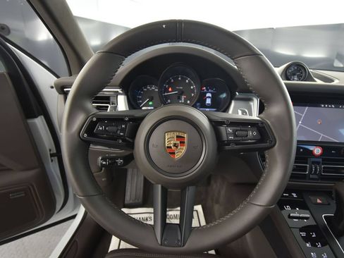Certified 2025 Porsche Macan AWD/4WD image 22