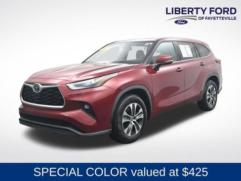 Used 2021 Toyota Highlander XLE FWD image 1