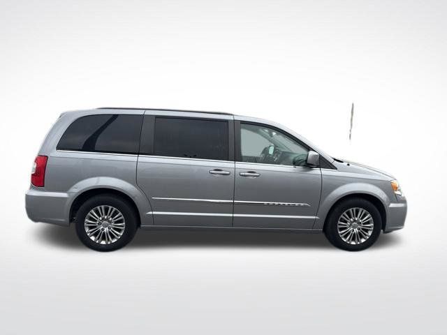 Used 2016 Chrysler Town & Country Touring w/ Driver Convenience Group FWD image 5