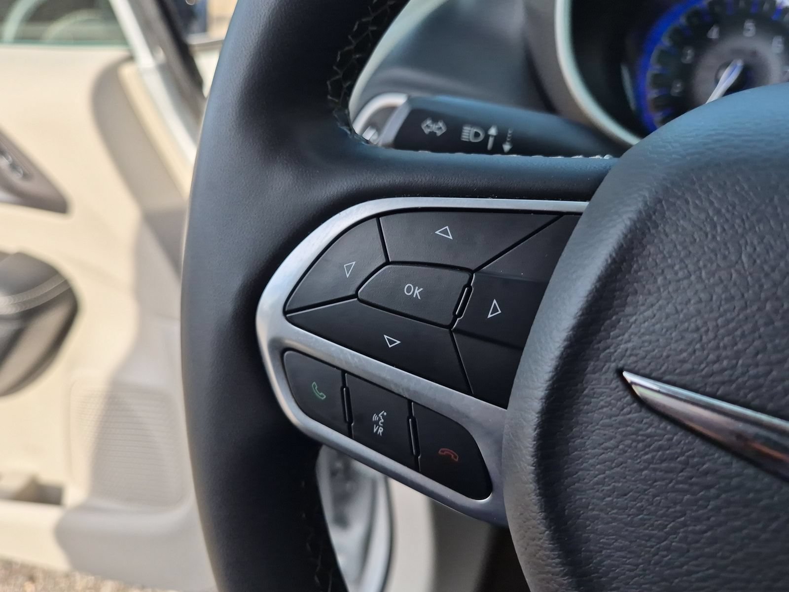 Used 2024 Chrysler Pacifica Touring-L FWD image 24
