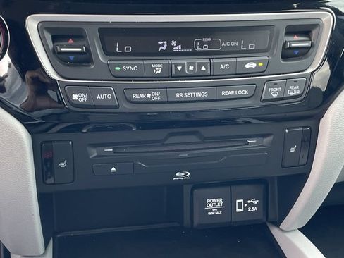 Used 2022 Honda Pilot Touring image 19