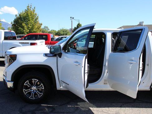 Used 2023 GMC Sierra 1500 SLE w/ X31 Off-Road Package AWD/4WD image 9