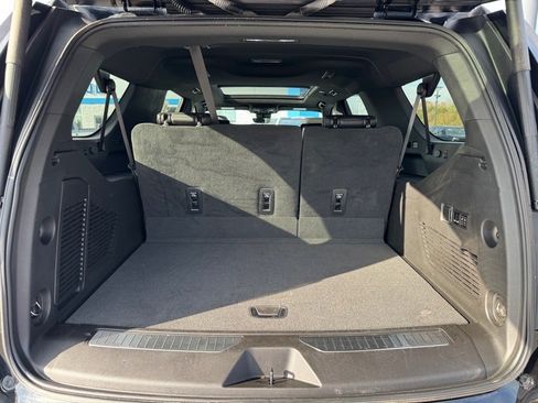 Used 2023 Chevrolet Suburban High Country image 9