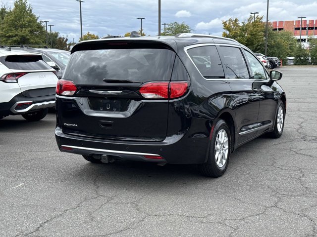 Used 2020 Chrysler Pacifica Touring-L FWD image 2