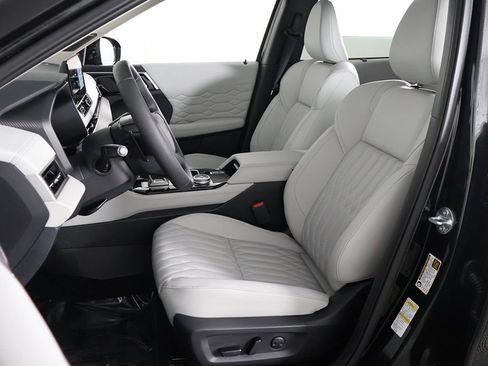 Used 2025 Mitsubishi Outlander AWD image 35