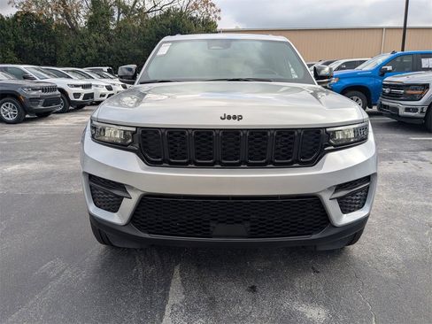 New 2025 Jeep Grand Cherokee Altitude image 8
