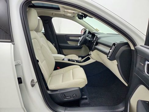 Certified 2024 Volvo XC40 B5 Plus w/ Protection Package Premier image 14