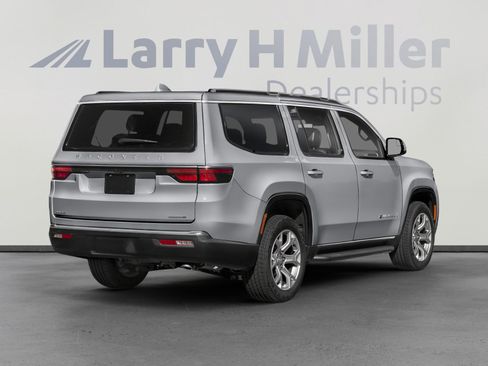 Used 2023 Jeep Wagoneer Series III w/ Preferred Equipment Group AWD/4WD image 3