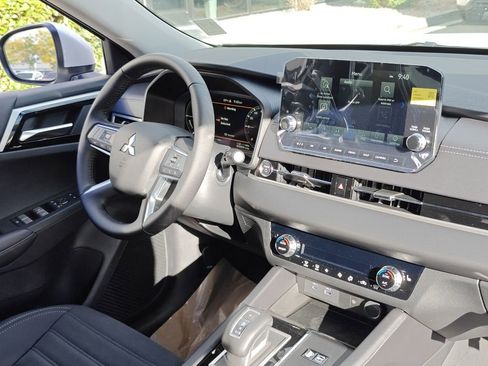 New 2025 Mitsubishi Outlander SE image 26