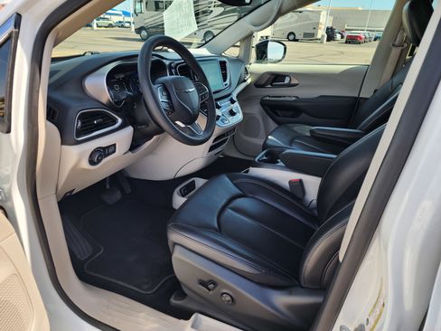 Used 2024 Chrysler Pacifica Touring-L FWD image 16