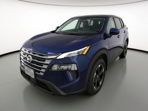 Used 2025 Nissan Rogue SV image 3