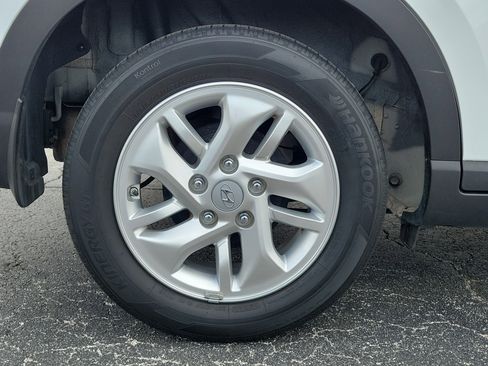 Used 2023 Hyundai Venue SE FWD image 9