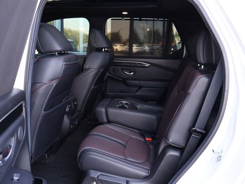 Used 2025 Honda Pilot Black Edition image 17