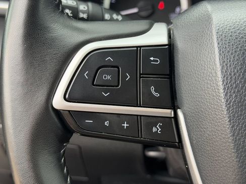 Used 2025 Toyota Highlander LE FWD image 24