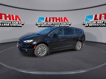 Used 2025 Chrysler Pacifica Select