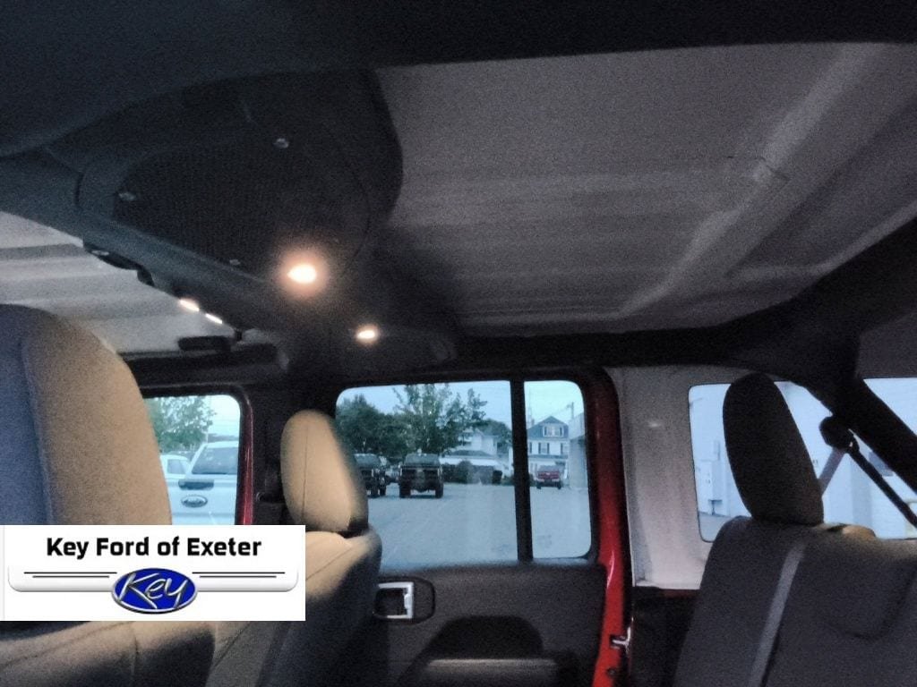 Used 2025 Jeep Wrangler Unlimited Sahara AWD/4WD image 21