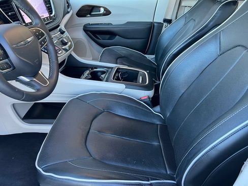 Used 2023 Chrysler Pacifica Limited FWD image 10