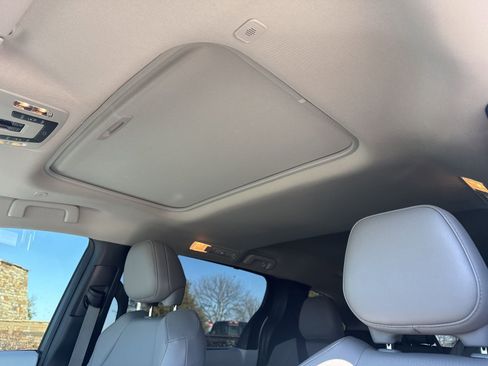 Used 2025 Toyota Sienna XLE image 11
