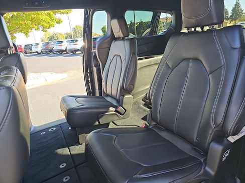 New 2026 Chrysler Pacifica Select image 15