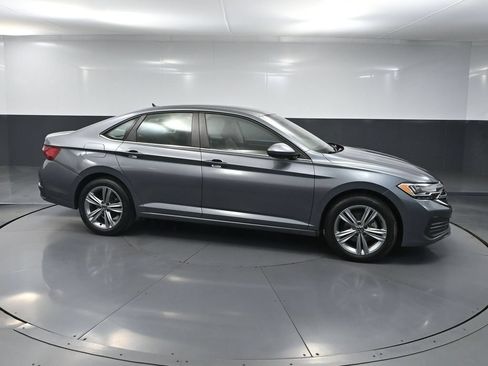 Used 2024 Volkswagen Jetta SE FWD image 3