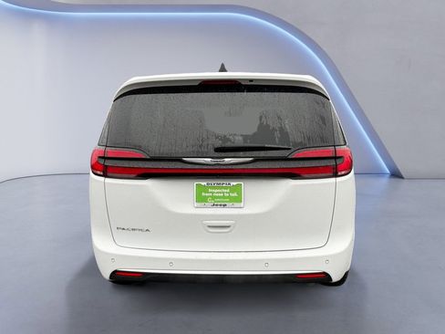 Certified 2024 Chrysler Pacifica Touring-L image 4