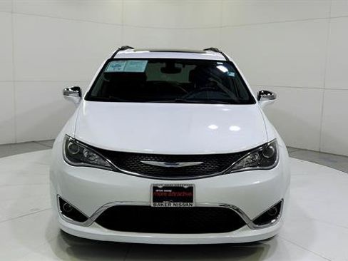 Used 2019 Chrysler Pacifica Limited FWD image 2