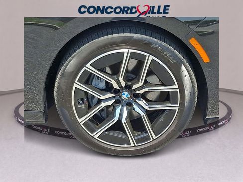 Used 2025 BMW i7 xDrive60 AWD/4WD image 7