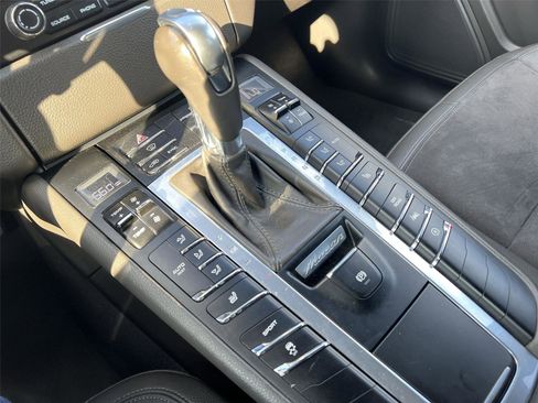 Used 2018 Porsche Macan BASE image 18