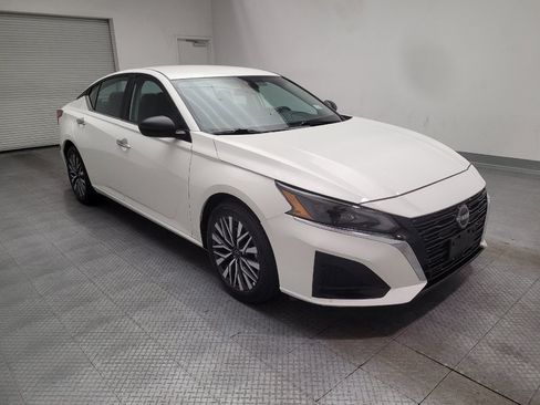 Used 2025 Nissan Altima 2.5 SV FWD image 13