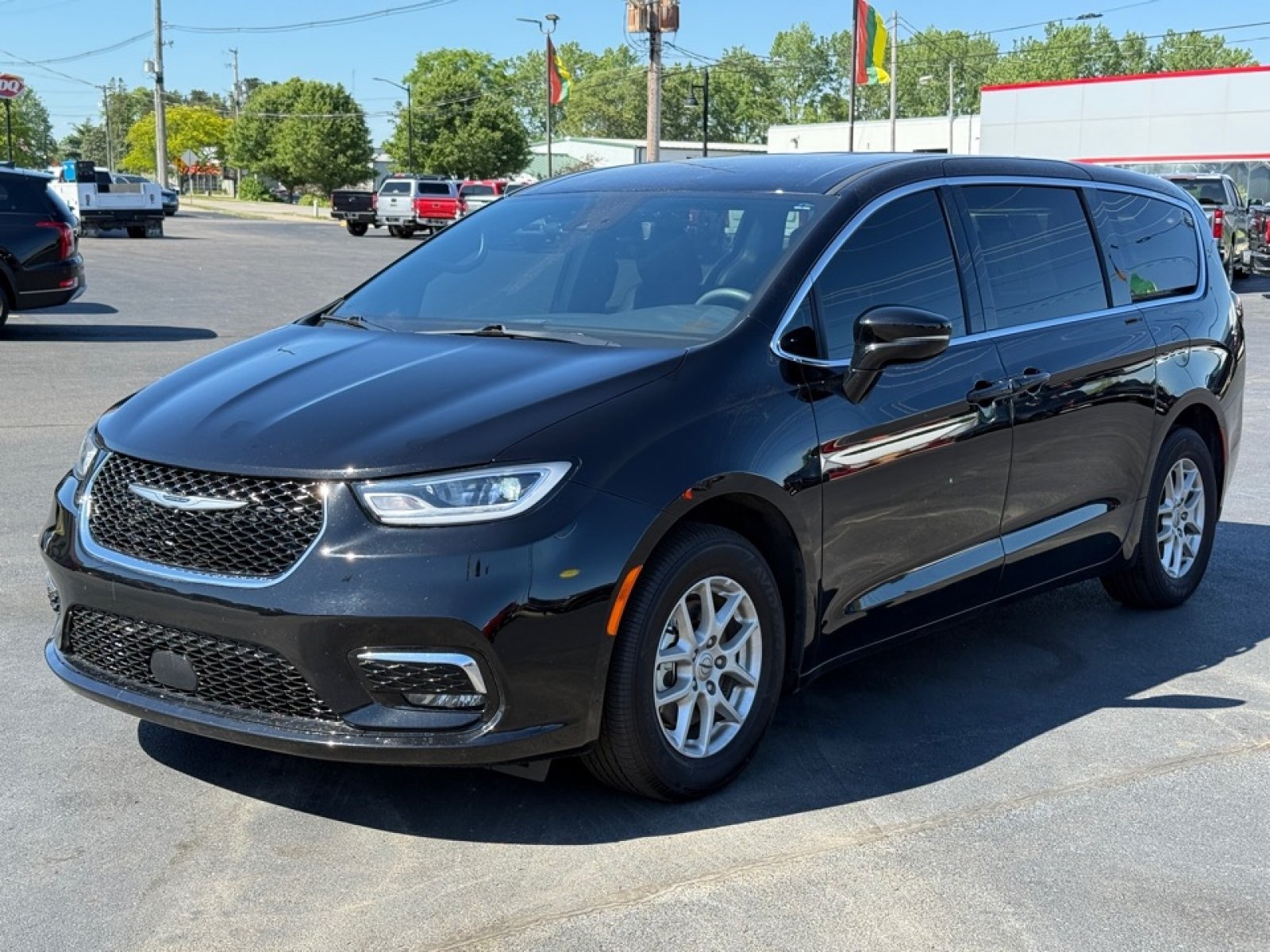 Used 2025 Chrysler Pacifica Select FWD image 5