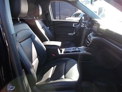 Certified 2022 Ford Explorer XLT w/ Equipment Group 202A image 4