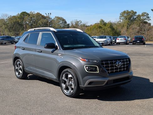 Used 2024 Hyundai Venue Limited image 11